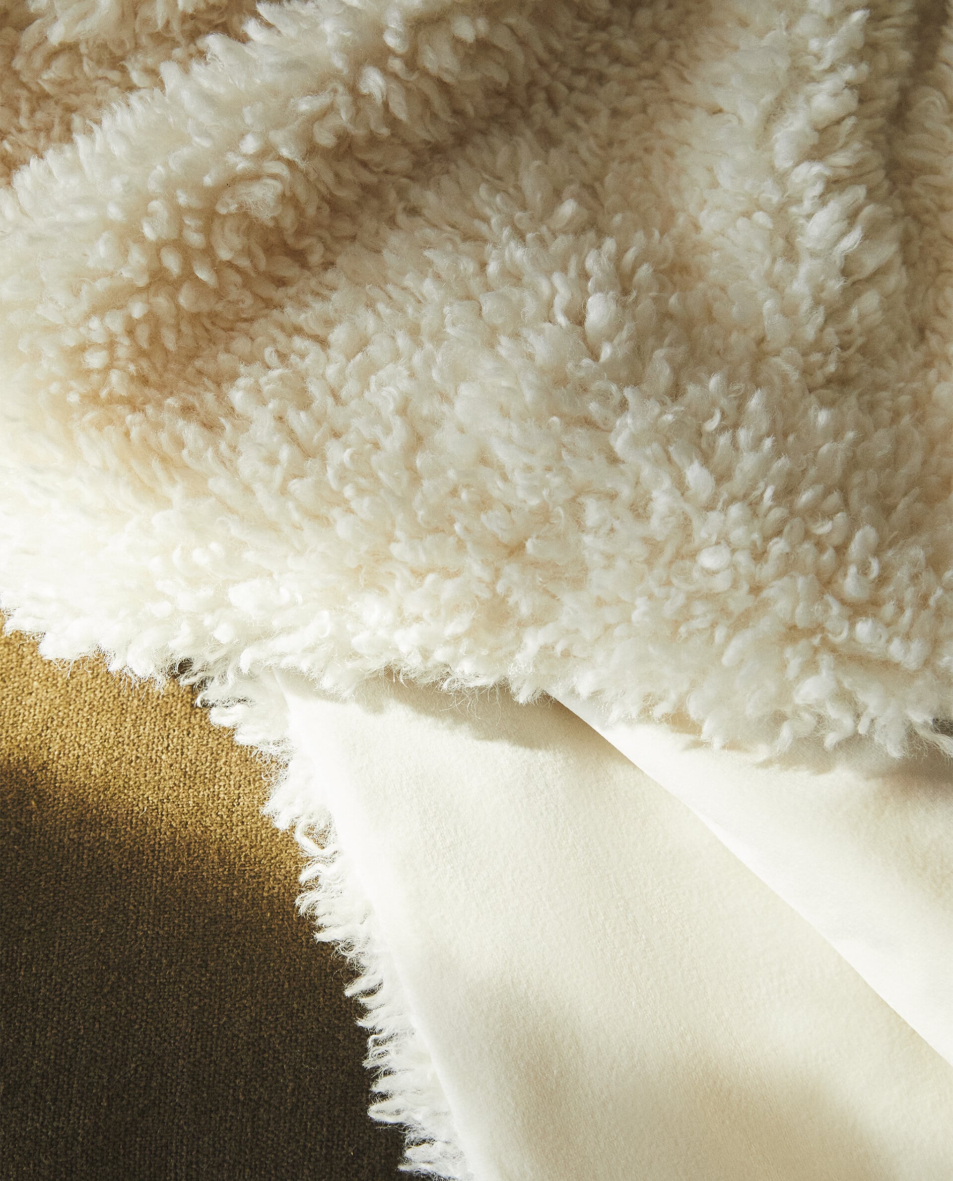 Αυτή η χνουδωτή λευκή κουβέρτα από τα Zara Home θα ζεστάνει και θα ...